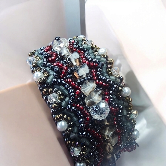 Wooven beaded necklace. Glass, Crystals and Simulated Pearls - Picture 1 of 4